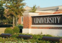image d'une devanture d'université, où c'est écrit "University"
