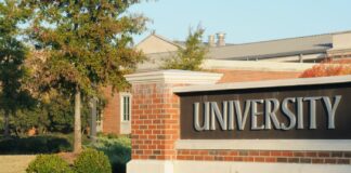image d'une devanture d'université, où c'est écrit "University"