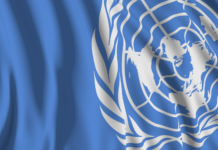 photo du drapeau de l'ONU avec son lot, flottant